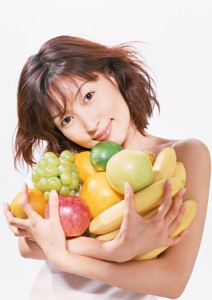 果物を持つ女性
