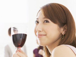ワインを持つ女性